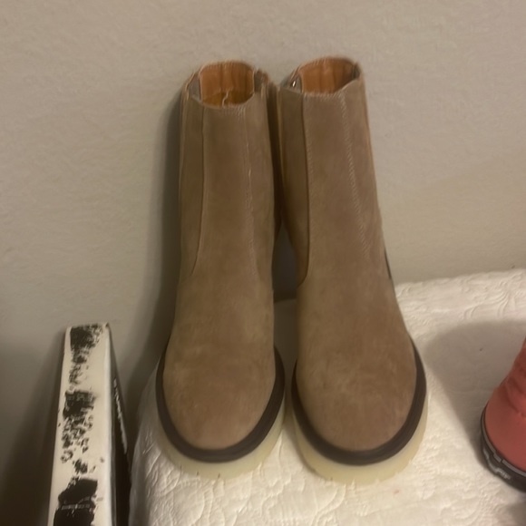 Woman’s tan suede booties w bubblegum soul. Oasis society - Picture 2 of 5